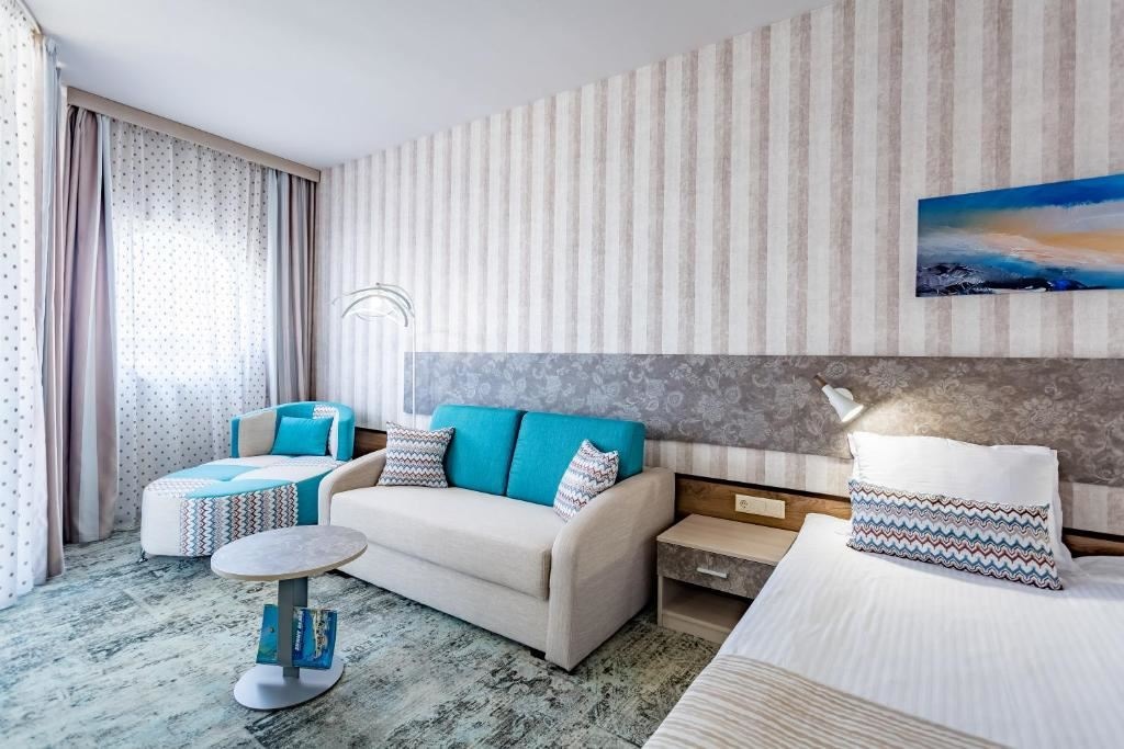 rooms-standard-juniorsuite-park-view-balcony-or-terrace