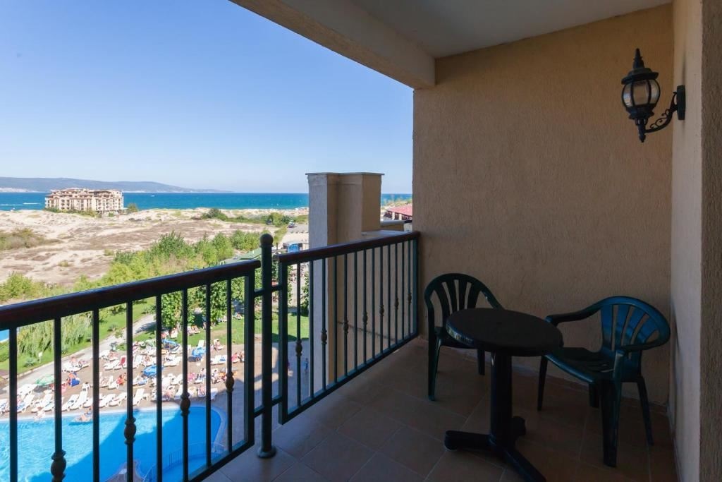 rooms-deluxe-room-lateralseaview-balcony-or-terrace