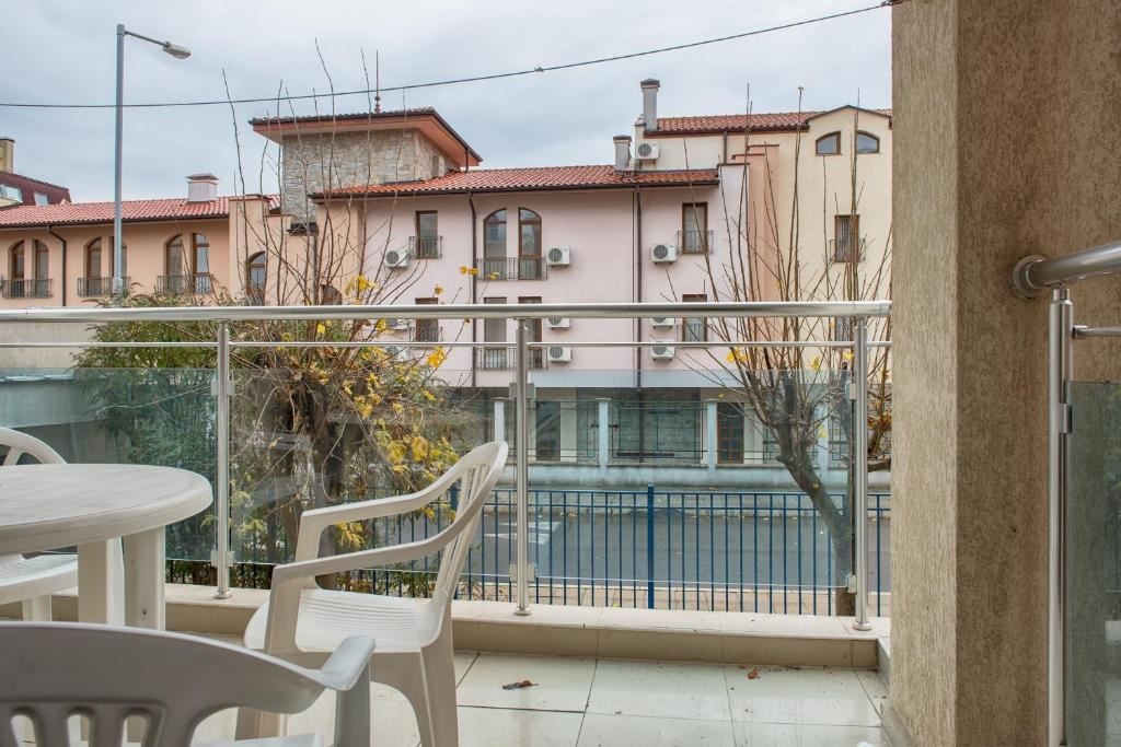 rooms-2-bedroom-standard-apartment-balcony