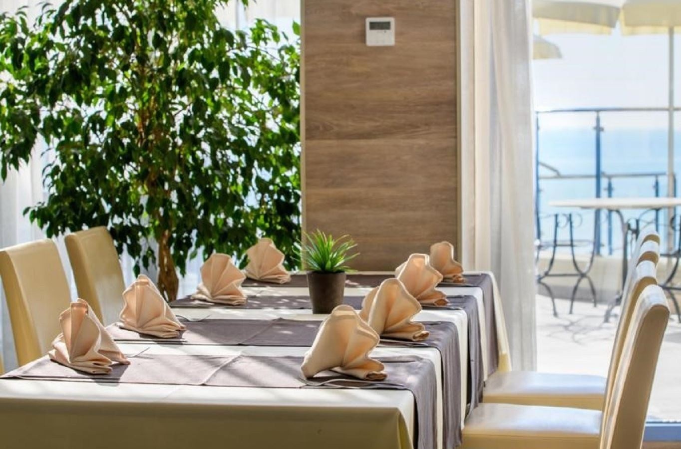 restaurants-main-restaurant-azalia