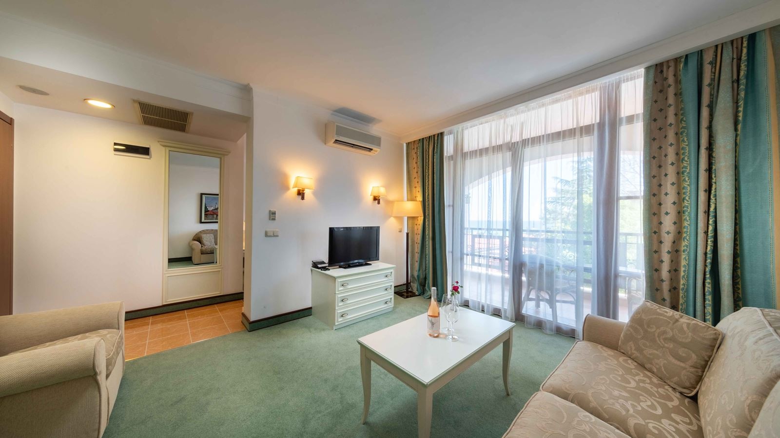 rooms-standard-suite-balcony