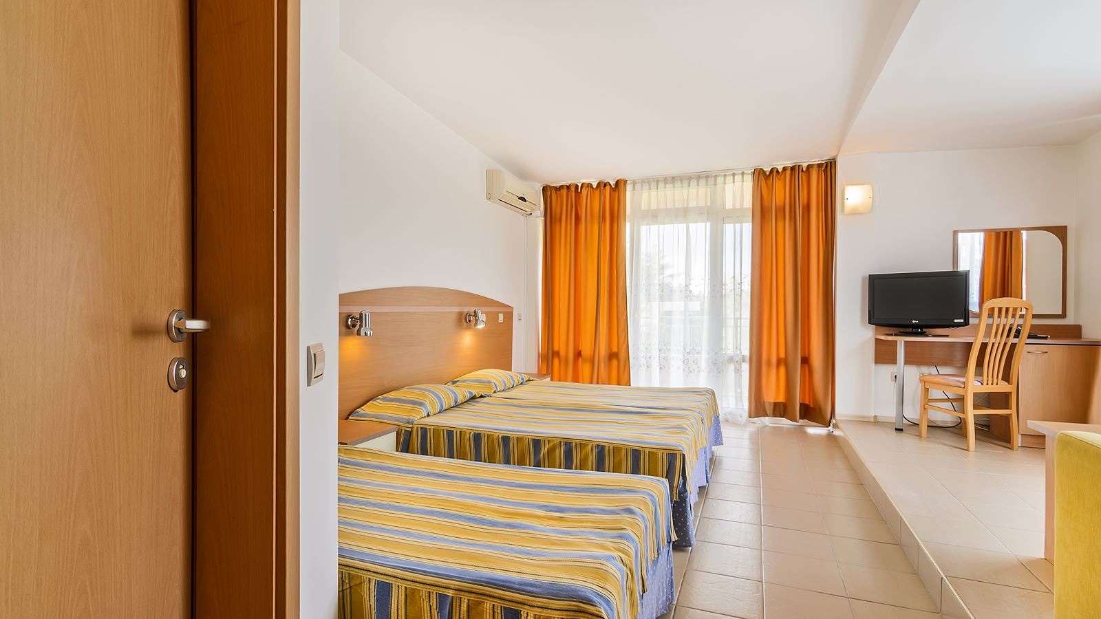 rooms-triple-standard-room-balcony-or-terrace