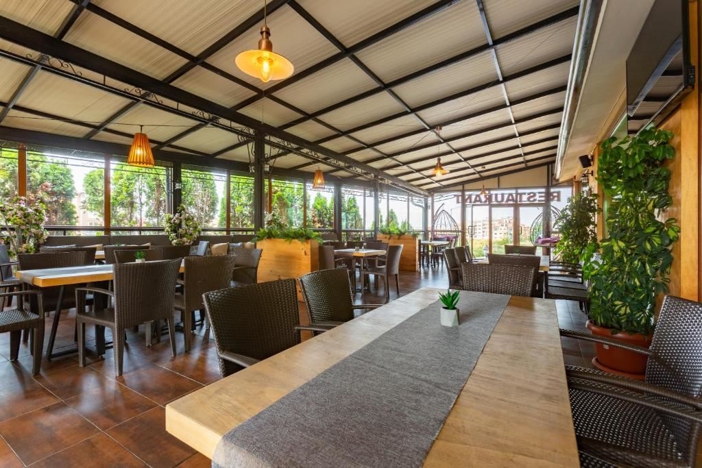 restaurants-restaurants