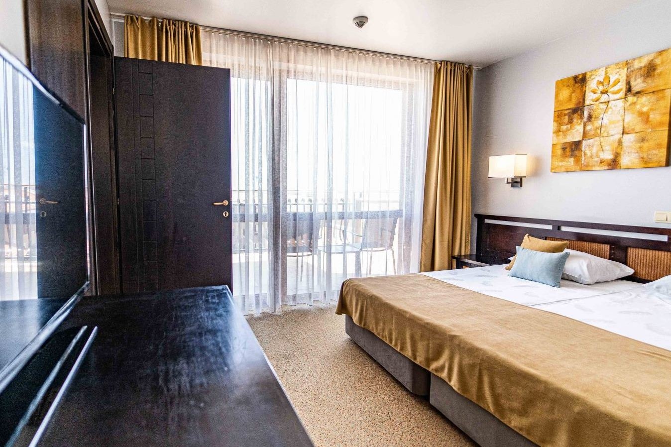 rooms-standard-suite-lateralseaview-balcony