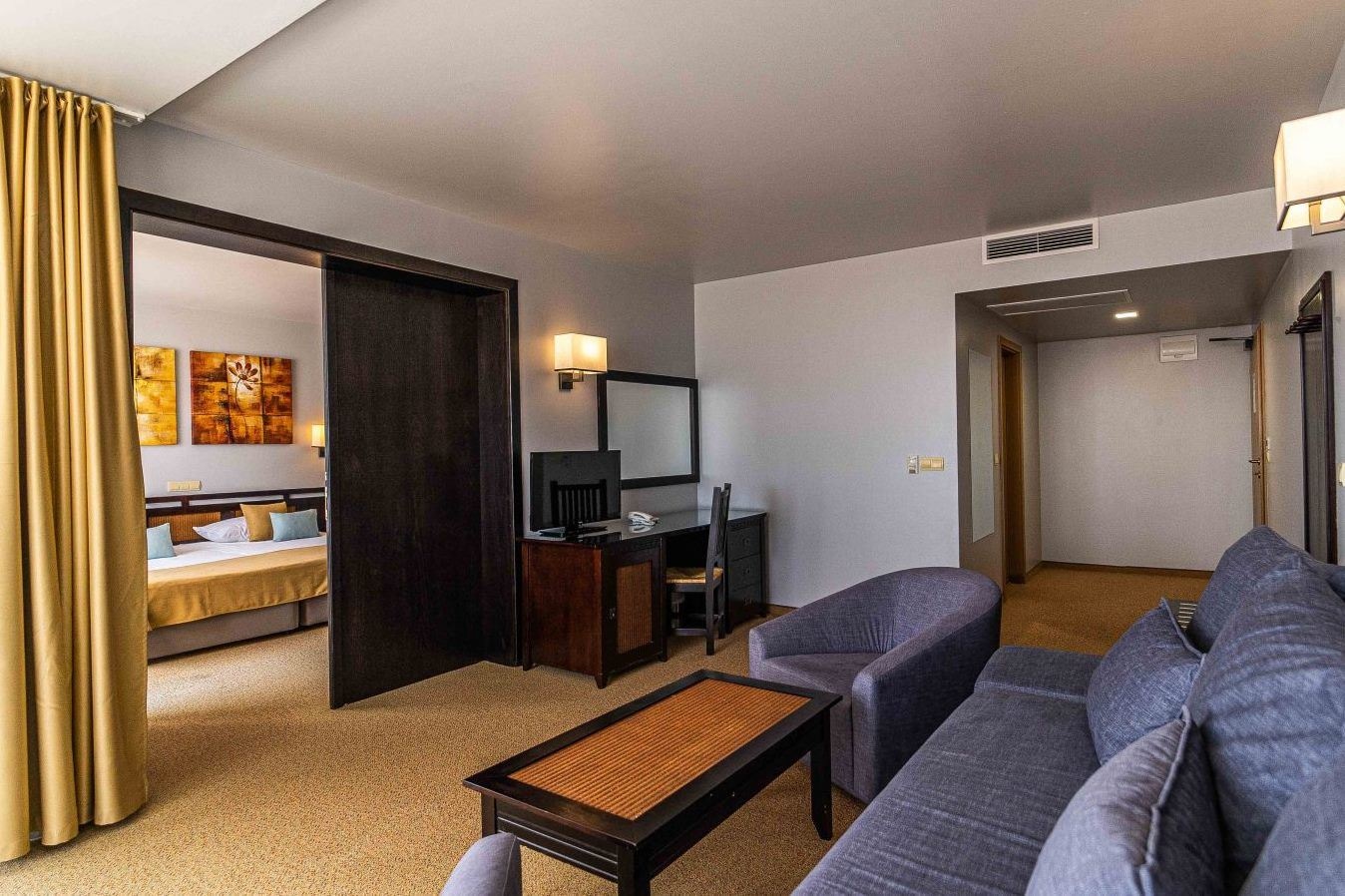 rooms-standard-suite-lateralseaview-balcony