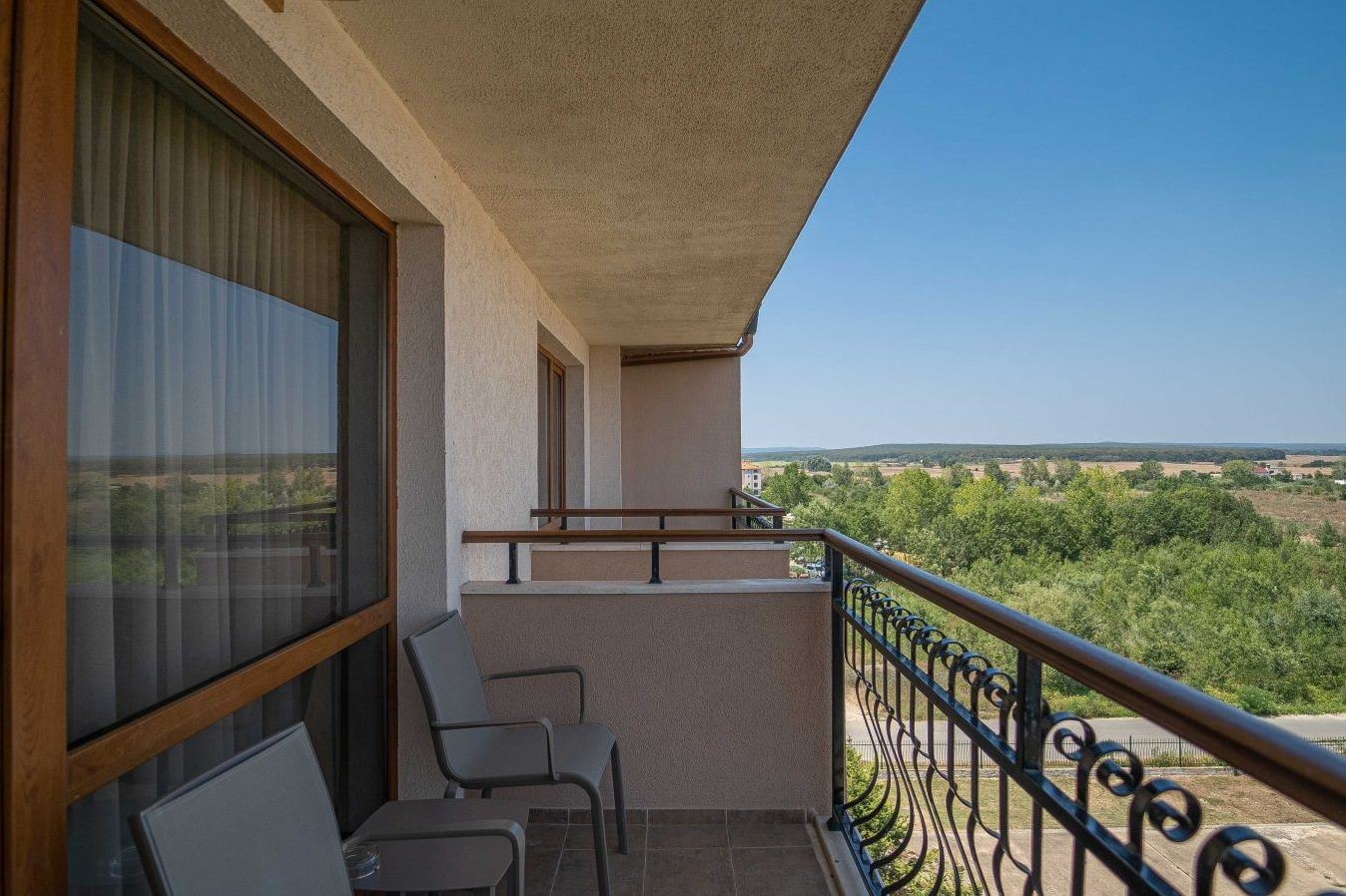 rooms-standard-room-lateralseaview-balcony