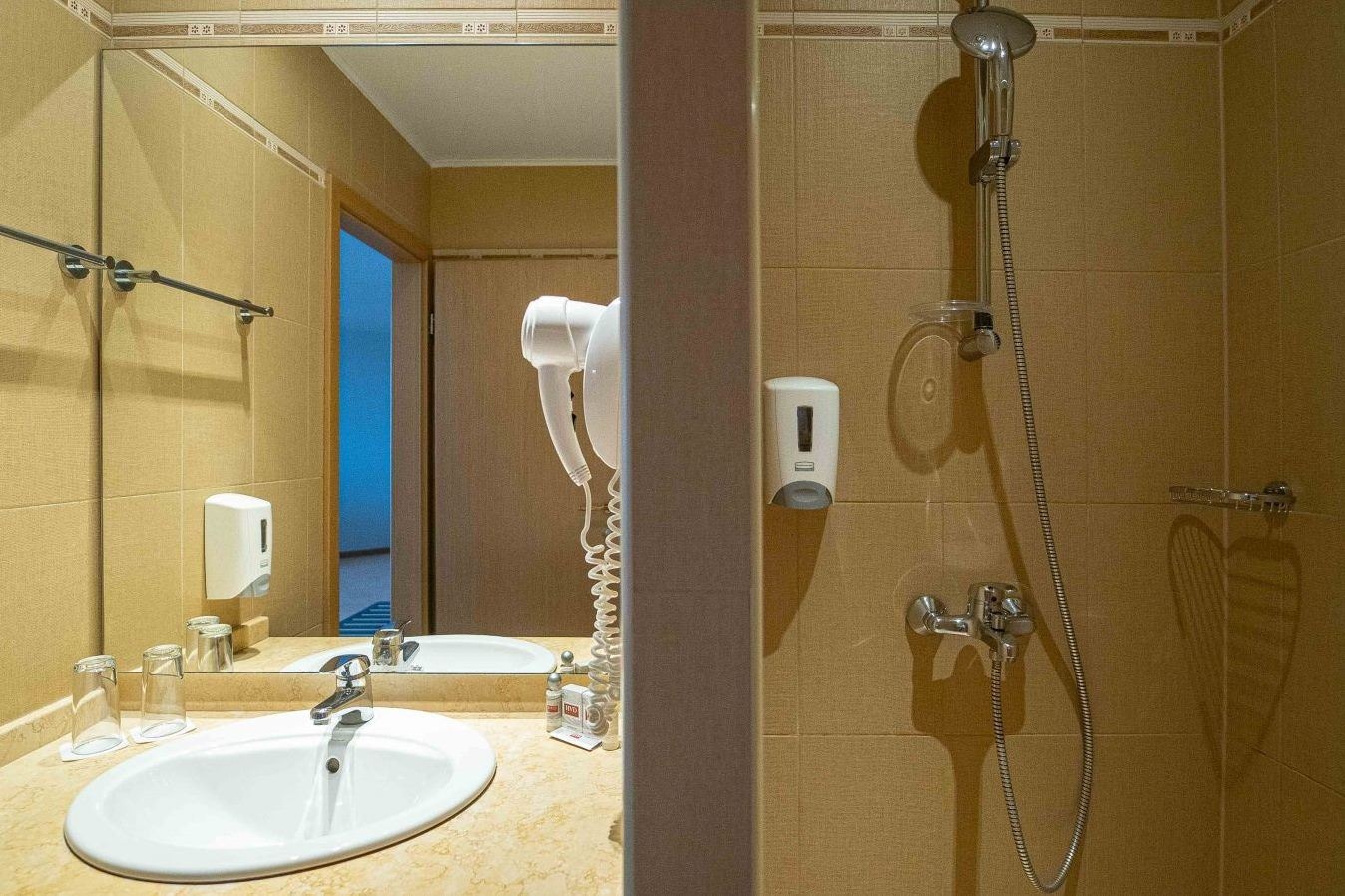 rooms-superior-room-lateral-seaview-balcony-or-terrace