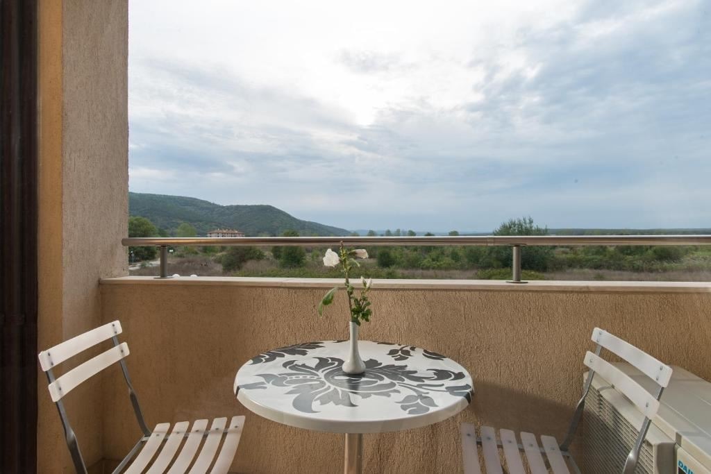 rooms-standard-apartment-mountainview-balcony-or-terrace