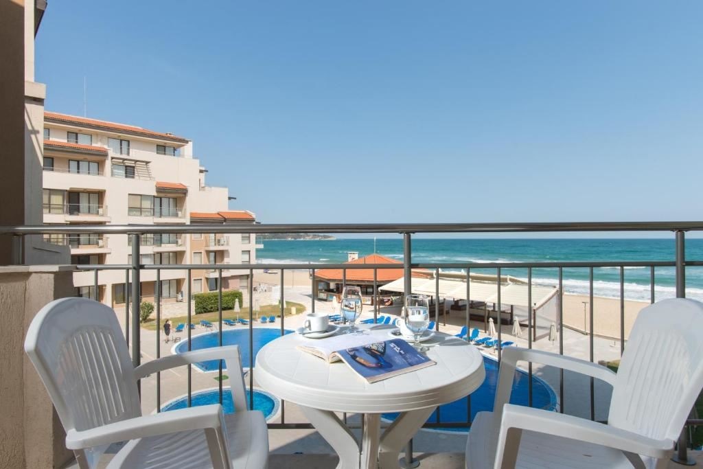 rooms-3-bedroom-standard-apartment-seaview-balcony-or-terrace