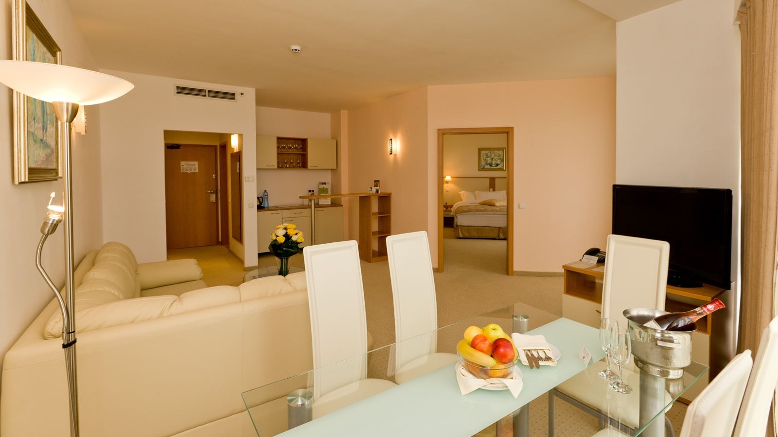 rooms-one-bedroom-suite-pool-view