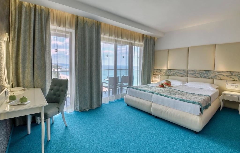 rooms-junior-suite-top-floor-with-sea-view