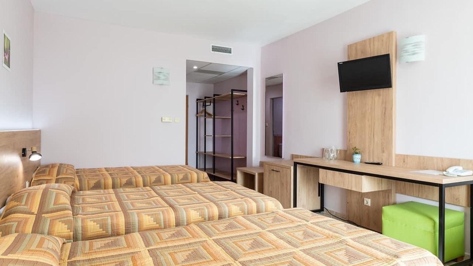 rooms-standard-family-room-balcony