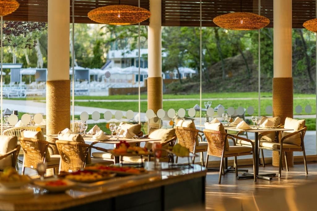 restaurants-restaurants