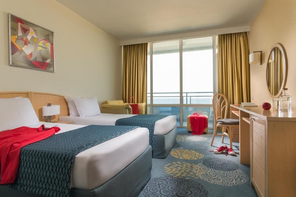 rooms-double-standard-familyroom