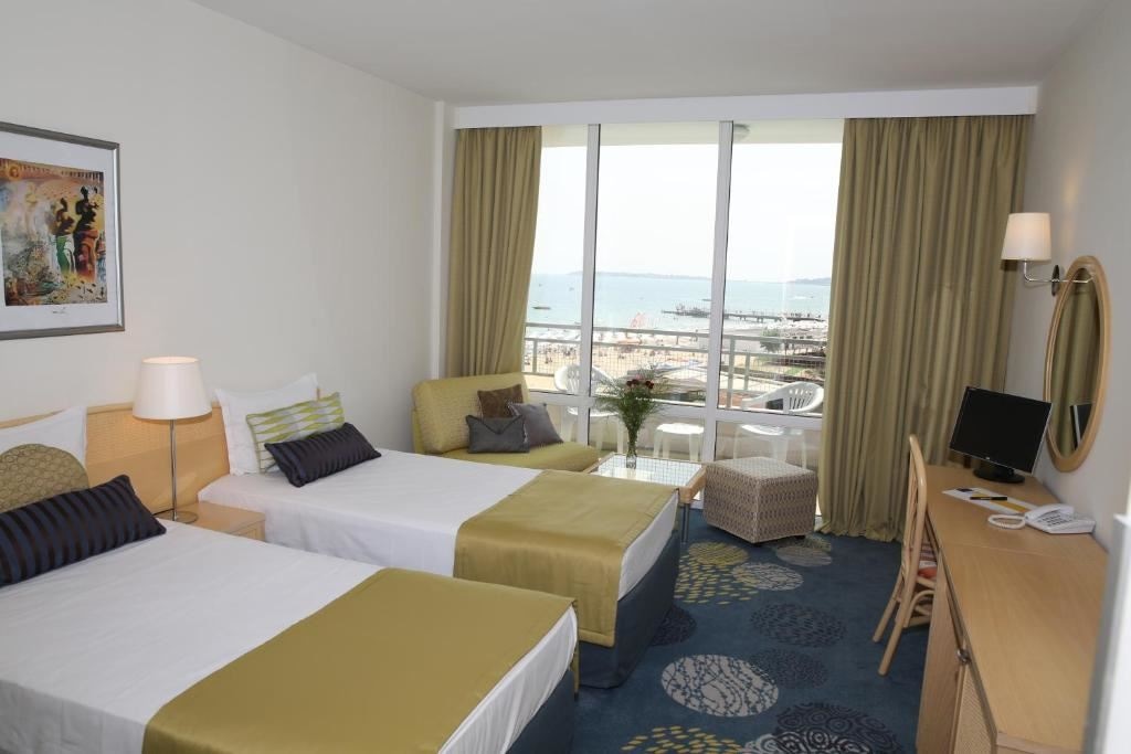 rooms-double-standard-familyroom