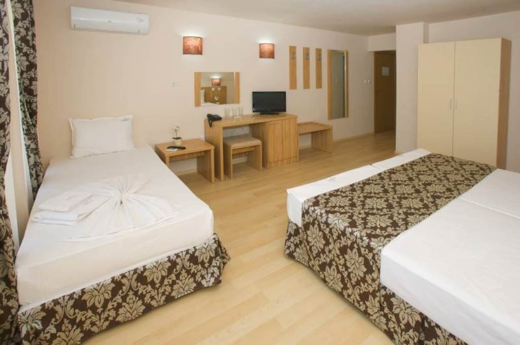 rooms-triple-standard-room-balcony-or-terrace