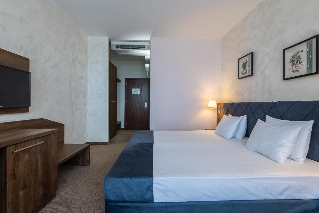 rooms-single-wchild-standard-room-seaview-balcony-or-terrace