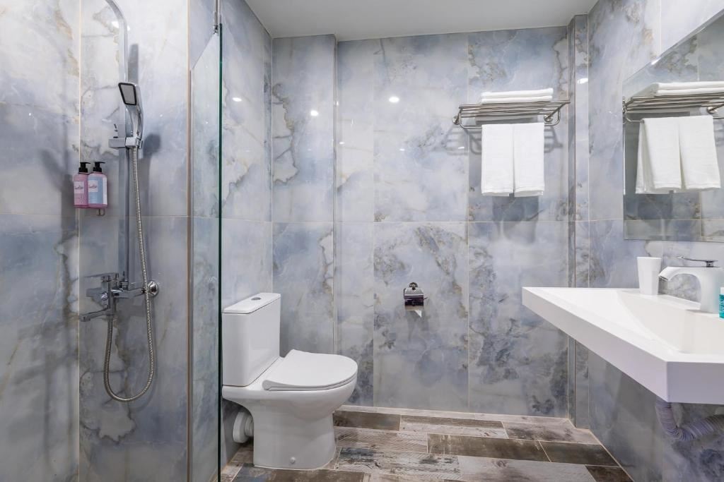 rooms-1-bedroom-standard-apartment-balcony-or-terrace