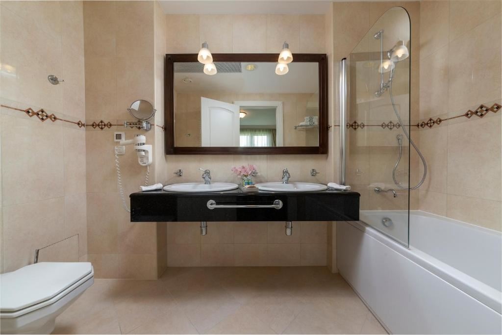 rooms-deluxe-suite-balcony