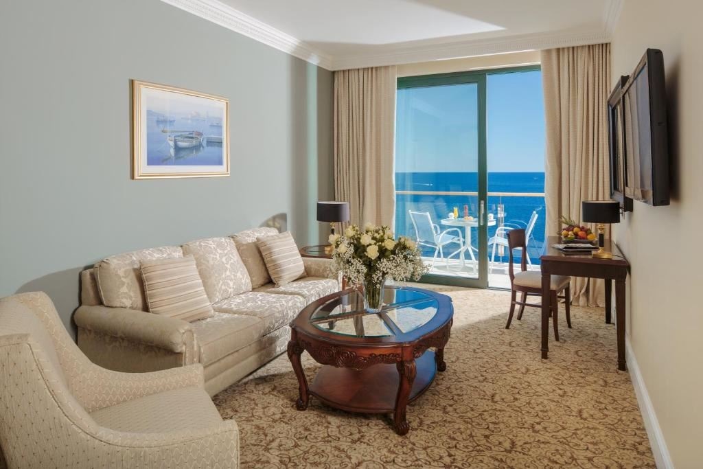 rooms-deluxe-suite-seaview-balcony