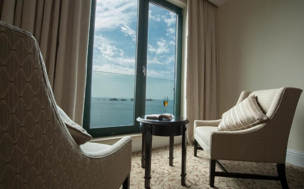 rooms-deluxe-suite-seaview-balcony