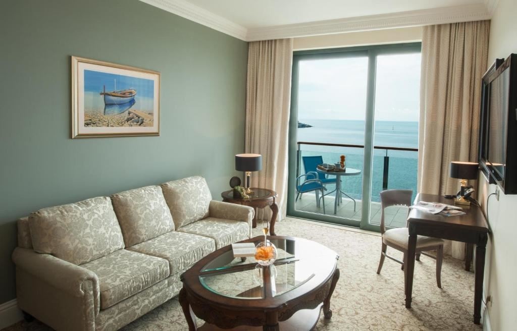 rooms-deluxe-suite-seaview-balcony