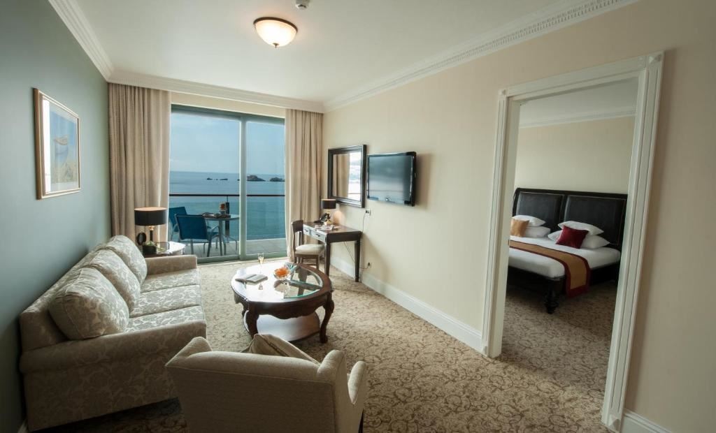 rooms-deluxe-suite-seaview-balcony