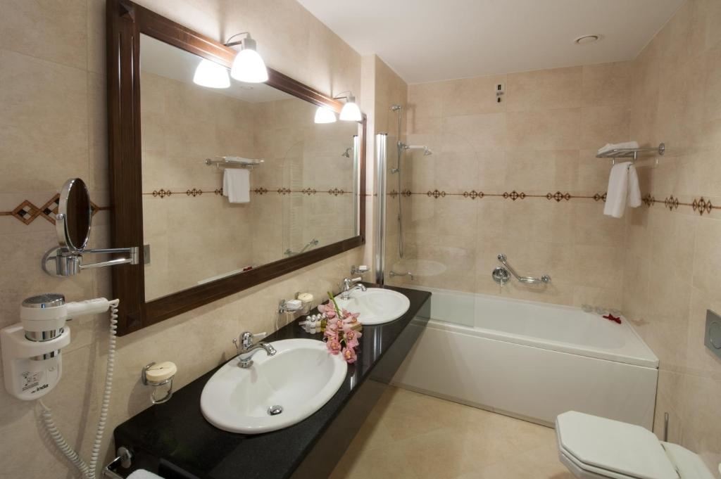 rooms-deluxe-suite-seaview-balcony