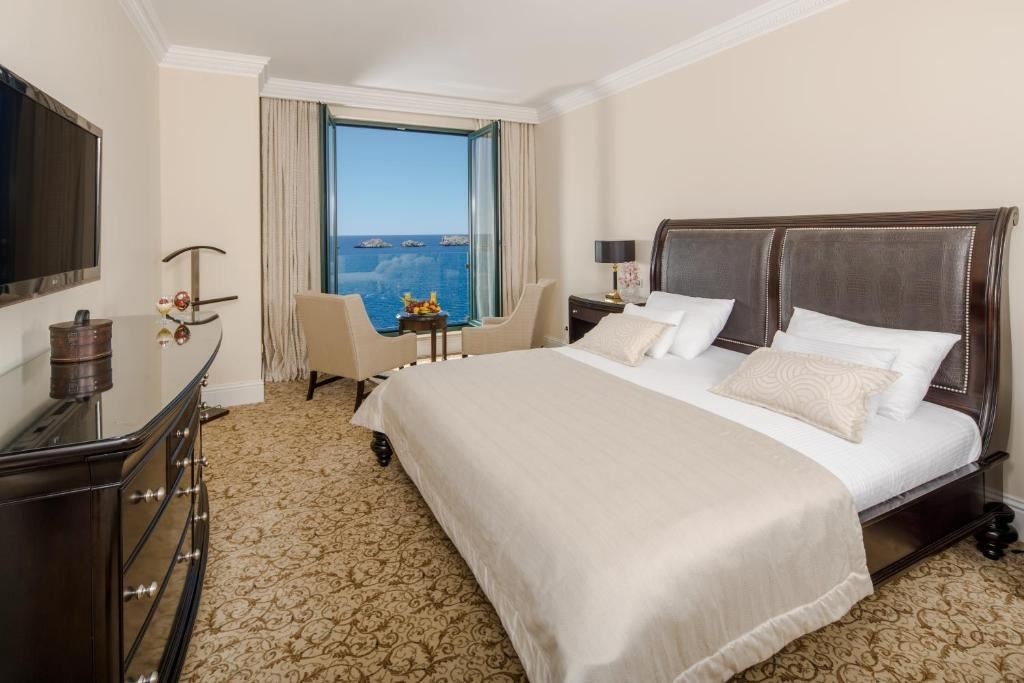 rooms-deluxe-suite-seaview-balcony