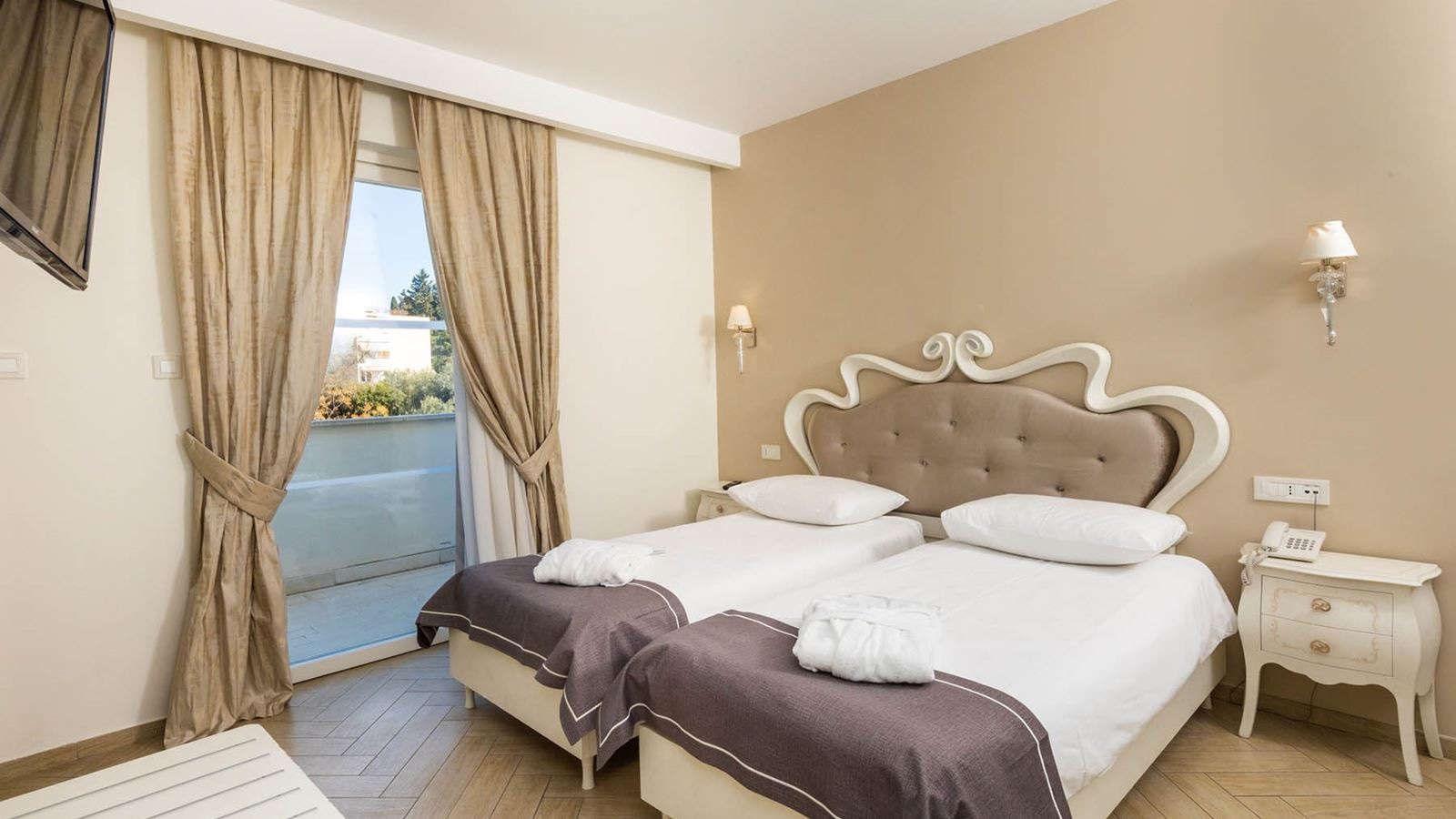 rooms-annex-room-balcony