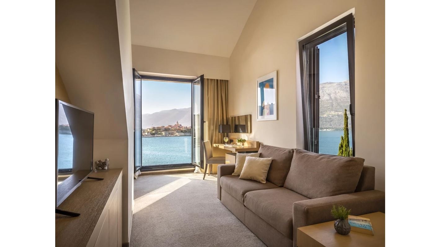 rooms-superior-suite-seaside-balcony