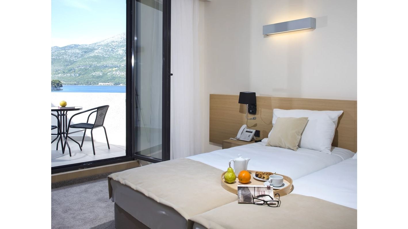 rooms-superior-room-seaside-balcony