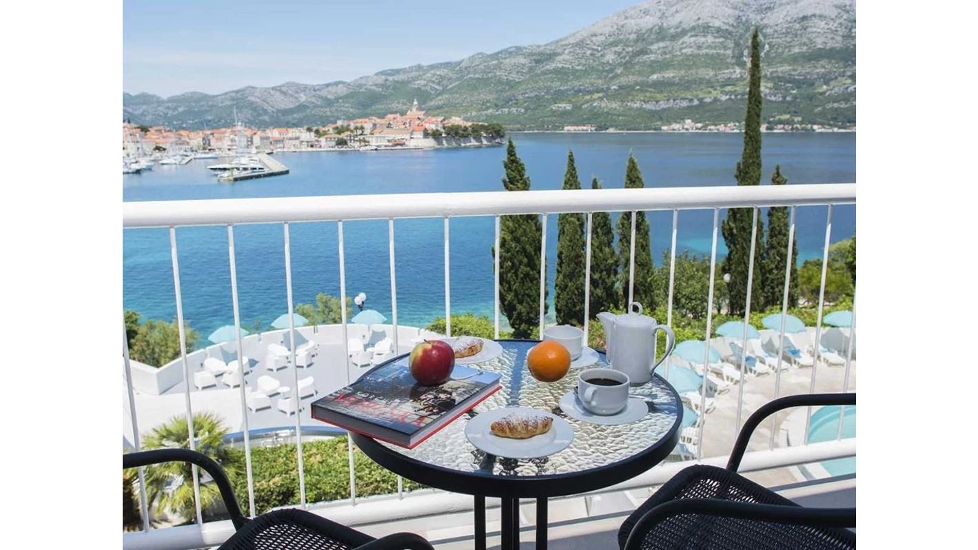 rooms-superior-room-seaside-balcony