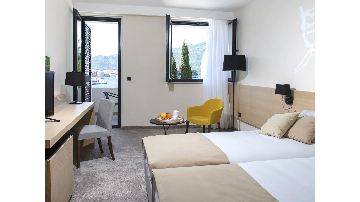 rooms-superior-room-seaside-balcony