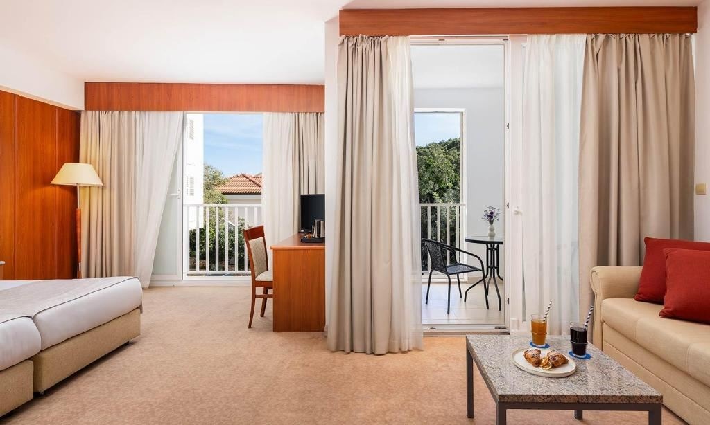 rooms-superior-junior-suite-balcony