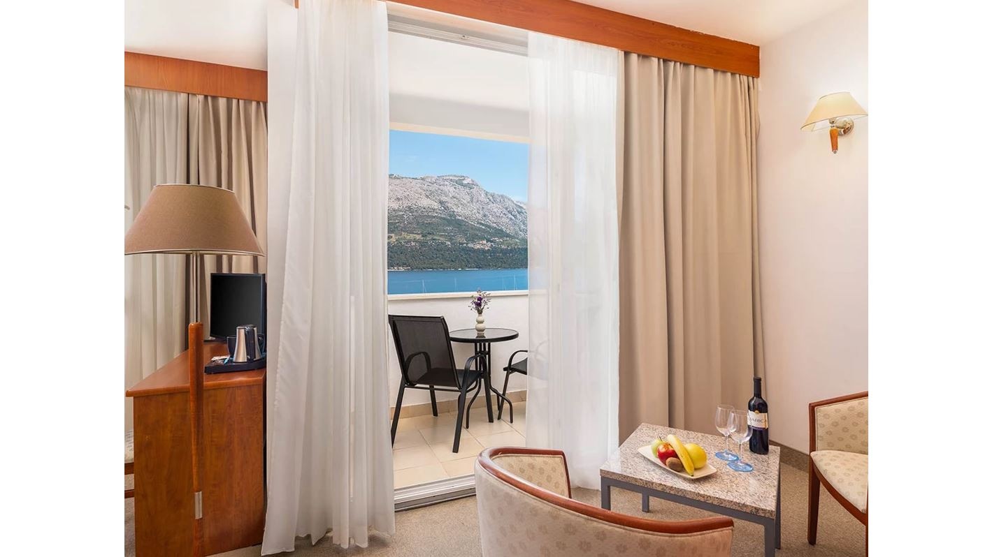 rooms-superior-junior-suite-balcony