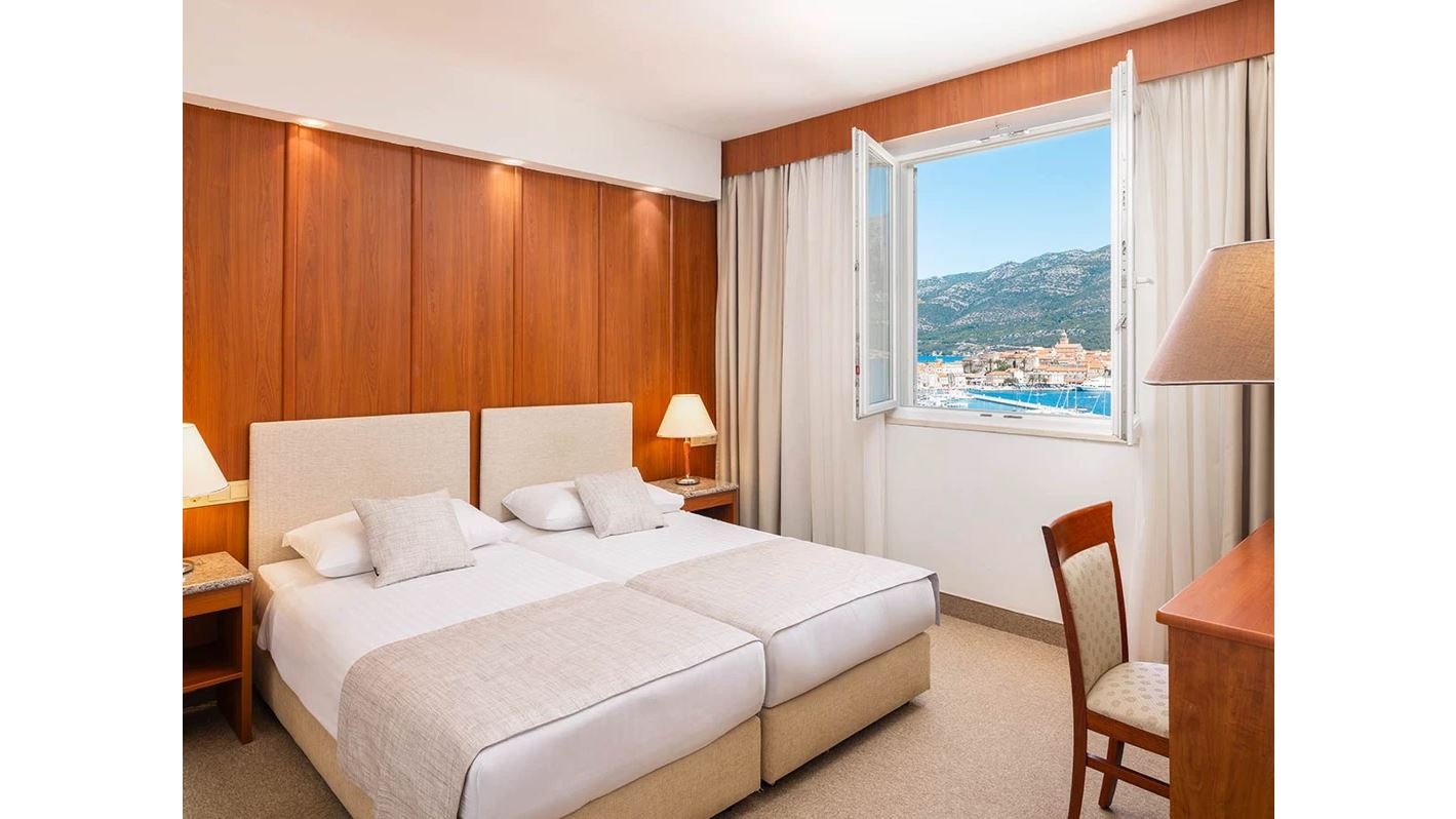 rooms-superior-junior-suite-balcony