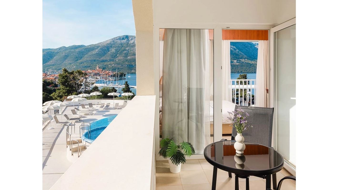 rooms-superior-junior-suite-balcony