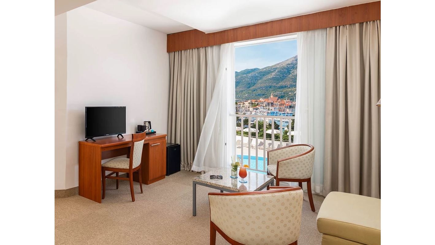 rooms-superior-junior-suite-balcony