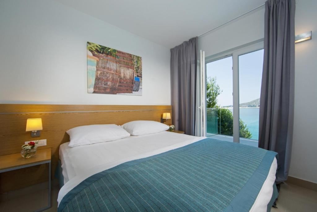 rooms-1-bedroom-classic-apartment-seaview-balcony