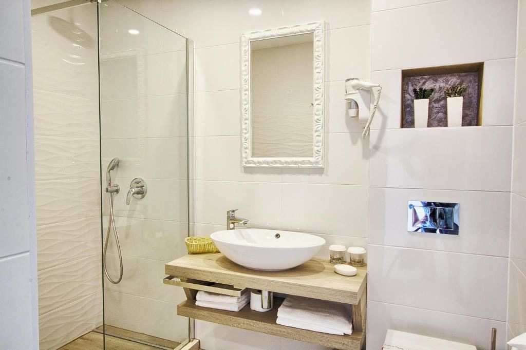 rooms-2-connectingrooms-familyroom-balcony