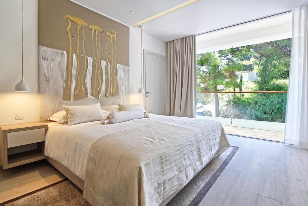 rooms-2-connectingrooms-familyroom-balcony