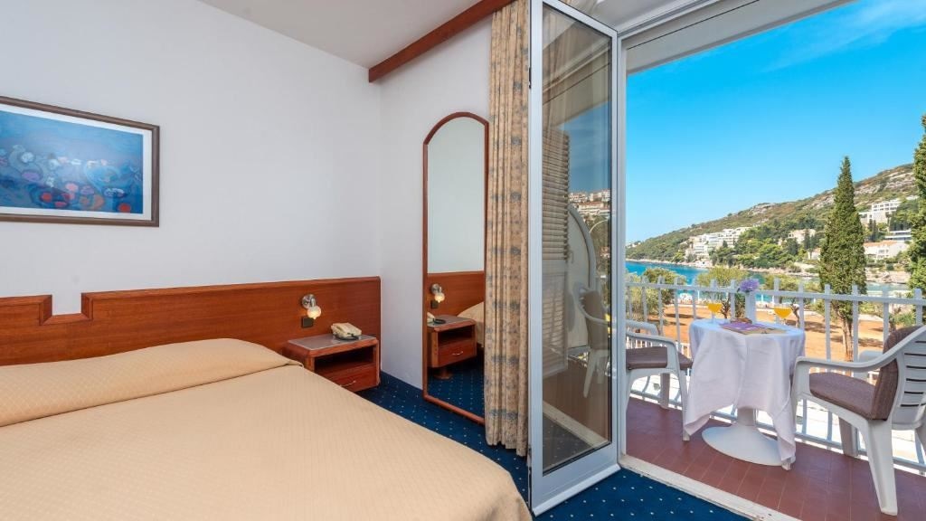 rooms-double-standard-room-seaview-balcony