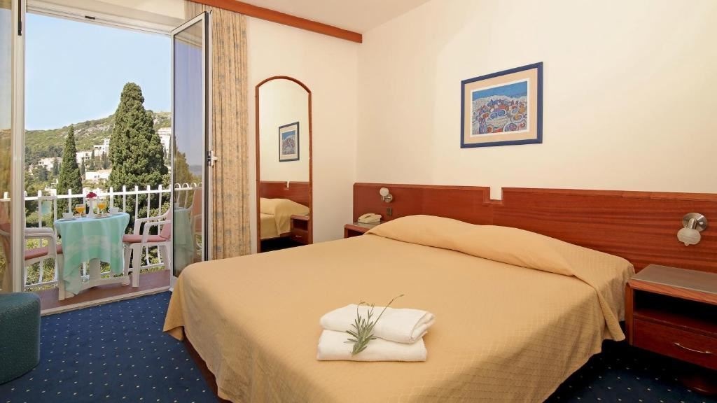 rooms-double-standard-room-seaview-balcony