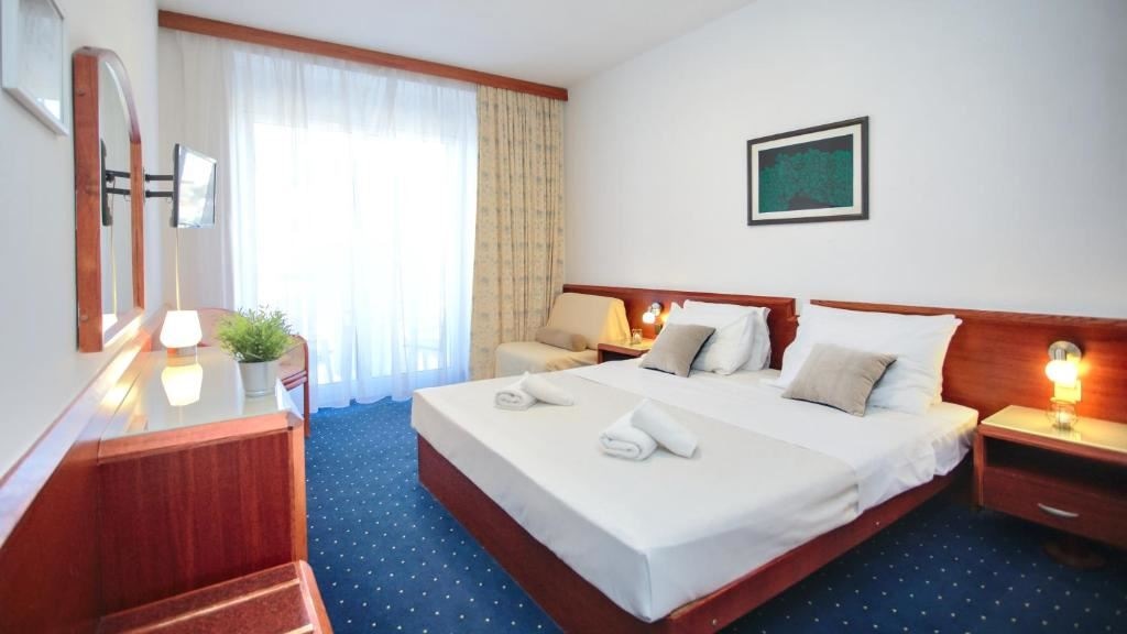 rooms-double-standard-room-seaview-balcony