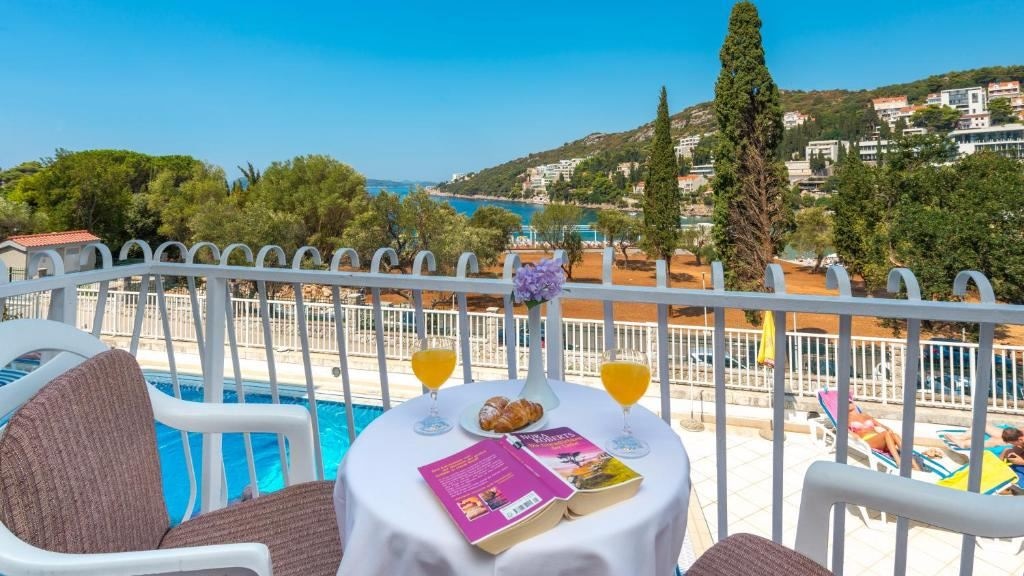 rooms-double-standard-room-seaview-balcony