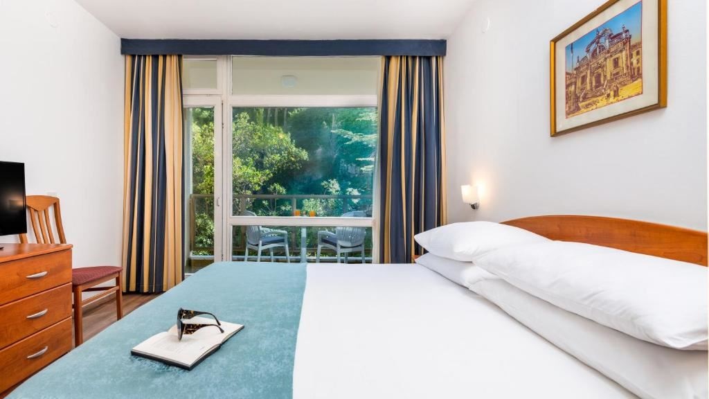 rooms-double-standard-room-park-view-balcony