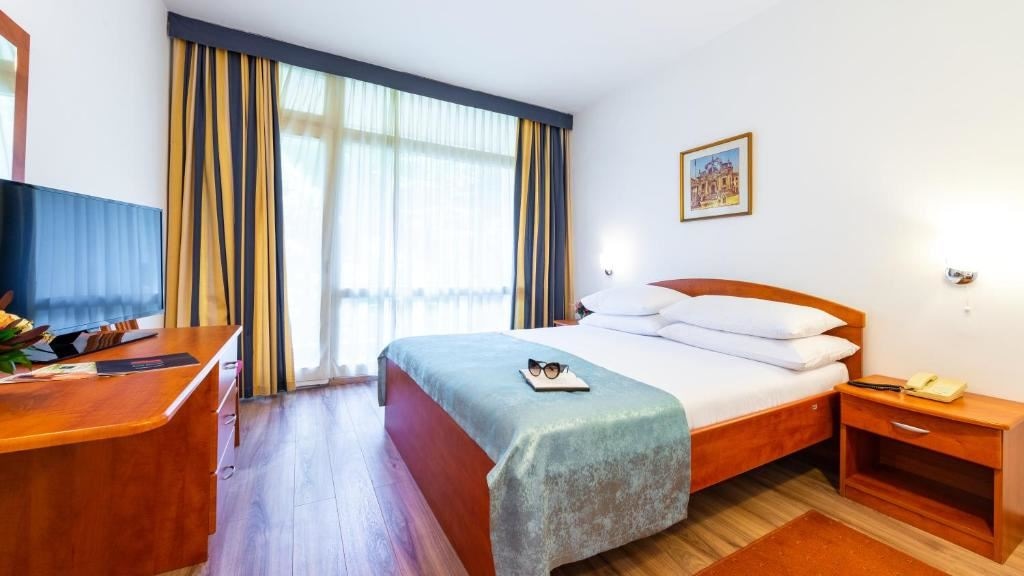 rooms-double-standard-room-park-view-balcony