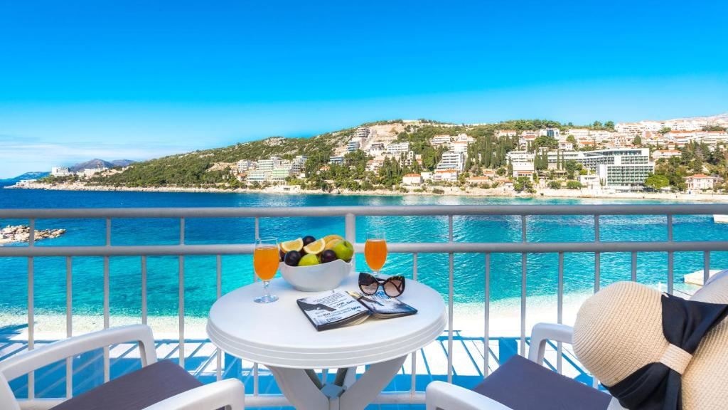rooms-double-standard-room-seaview-balcony