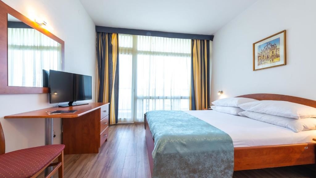 rooms-double-standard-room-seaview-balcony